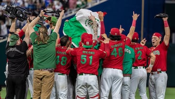 Miami (United States), 17/03/2023.- Players of Mexico celebrate after winning the 2023 World Baseball Classic quarter finals match between Mexico and Puerto Rico at loanDepot park baseball stadium in Miami, Florida, USA, 17 March 2023. (Estados Unidos) EFE/EPA/CRISTOBAL HERRERA-ULASHKEVICH
