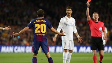 Soccer Football - La Liga Santander - FC Barcelona v Real Madrid - Camp Nou, Barcelona, Spain - May 6, 2018   Barcelona&#039;s Sergi Roberto is shown a red card by referee Alejandro Hernandez as Real Madrid&#039;s Cristiano Ronaldo reacts   REUTERS/Sergio