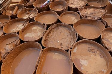 Cubos llenos de lodo retirados de las casas afectadas en Catarroja, Valencia, España.