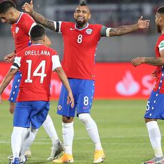 Vidal y Bravo reconcilian a la Roja con el triunfo