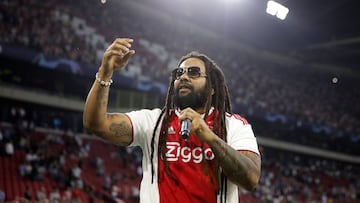 Ky-Mani Marley, hijo de Bob Marley, cantando desde el césped del estadio Johan Cruyff Arena durante el descanso del primer partido de la Champions League 2018/2019 del grupo E entre el Ajax y el AEK.
