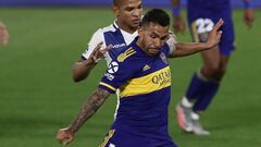 Argentina&#039;s Boca Juniors forward Carlos Tevez (front) prepares to shoot the ball past Argentina&#039;s Talleres defender Rafael Perez during their Argentina First Division 2020 Liga Profesional de Futbol tournament match at La Bombonera  stadium, in Buenos Aires, on November 15, 2020. (Photo by ALEJANDRO PAGNI / AFP)