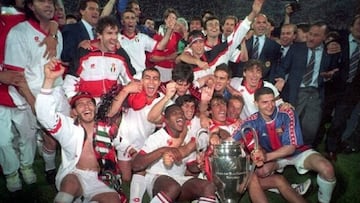 Los jugadores del Milan celebran el título de la Champions League de 1994 tras vencer en la final al F.C. Barcelona por 4-0.