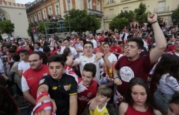 Celebración de los jugadores del Sevilla en la plaza de la Puerta de Jerez, durante el paseo triunfal que ha realizado el equipo esta tarde para festejar y ofrecer a la ciudad su quinta Liga Europa conseguida el pasado miércoles en Basilea (Suiza