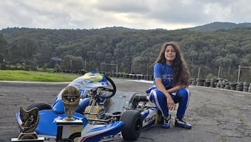 Allison Canell posa con un par de trofeos.