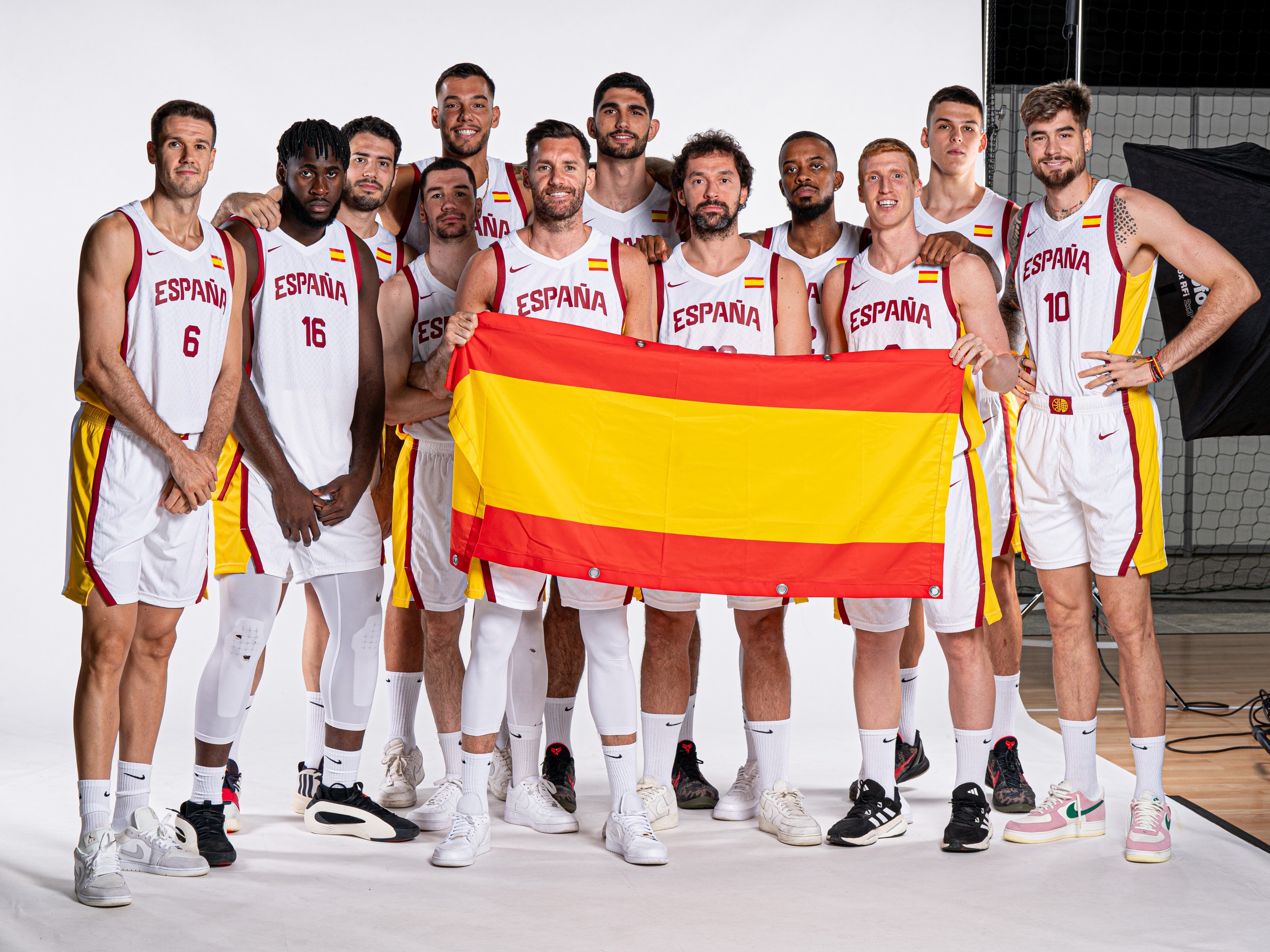 La Selección posa con la bandera antes de los Juegos de París.