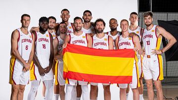 La Selección posa con la bandera antes de los Juegos de París.