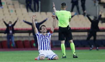 Mikel Oyarzabal celebra la victoria tras el pitido final del árbitro Estrada Fernández.