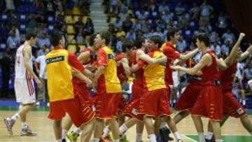 Los jugadores espa&ntilde;oles celebran el pase a las semifinales sobre el parqu&eacute;. 