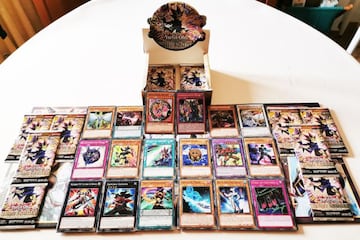 Caja de sobres de la colecci&oacute;n Duelistas Legendarios: H&eacute;roe M&aacute;gico, de Yu-Gi-Oh! a medio abrir