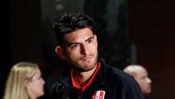 COPAME2308. PORTO ALEGRE (BRASIL), 01/07/2019.- El jugador de la selección peruana de fútbol, Carlos Zambrano, saluda a su llegada a la ciudad de Porto Alegre este, domingo 30 de junio de 2019, donde su equipo enfrentará a Chile en la semifinal de la Copa