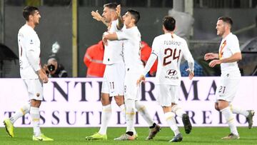 Kolarov es felicitado por sus compañeros tras el 0-2.