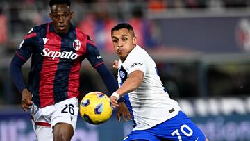 Inter Milan's Chilean forward #70 Alexis Sanchez runs for the ballnext to Bologna's Colombian defender #26 Jhon Lucumi during the Italian Serie A football match between Bologna and Inter Milan at the Renato-Dall'Ara stadium in Bologna on March 9, 2024. (Photo by Gabriel BOUYS / AFP)