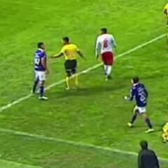 La escena más insólita que vas a ver en el fútbol chileno: Caputto, protagonista