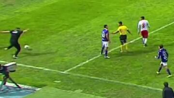 La escena más insólita que vas a ver en el fútbol chileno: Caputto, protagonista