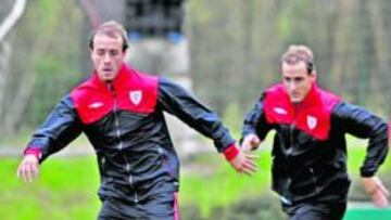 <b>EN FORMA. </b>Fran Yeste e Ion Vélez en una jugada del partidillo de ayer en las instalaciones de Lezama.
