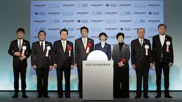 Shinzo Abe posa con Tamayo Marukawa, Yuriko Koike y Kengo Kuma durante la presentaci&oacute;n del nuevo Estadio Nacional de Tokio, construido para albergar los Juegos Ol&iacute;mpicos de Tokio 2020.