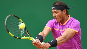 Rafael Nadal devuelve una bola a Albert Ramos-Vinolas durante la final del Masters 1.000 de Montecarlo.