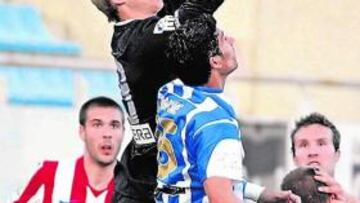 <b>ESPIGADO. </b>De Gea hace valer sus 190 centímetros ante un rival.