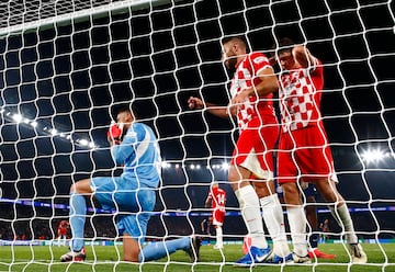 1-0, minuto 89. Paulo Gazzaniga, en su único error de la noche, no consigue atrapara el balón y se le cuela entre las piernas. En la imagen, el portero del Girona se lamenta de la desafortunada jugada.