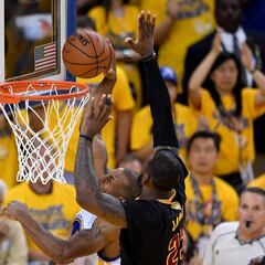 El tapón de LeBron a Iguodala y el anillo en su dedo: ¿provocan los Cavs a los Warriors?