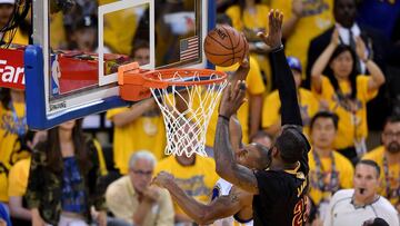 El tapón de LeBron a Iguodala y el anillo en su dedo: ¿provocan los Cavs a los Warriors?
