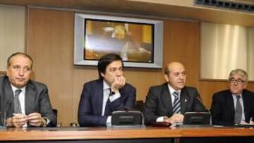 <b>UNIÓN. </b>Roig, Macua, Del Nido y Llibre, durante una reunión celebrada en la sede de la LFP.