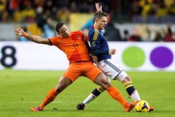 Holanda-Colombia. Memphis Depay y Santiago Arias.