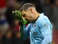 Soccer Football - LaLiga - Atletico Madrid v Levante - Riyadh Air Metropolitano, Madrid, Spain - November 8, 2025 Levante's Mathew Ryan looks dejected after the match REUTERS/Susana Vera