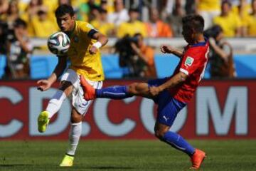 Eduardo Vargas durante el duelo frente a Brasil por los octavos de final del Mundial.