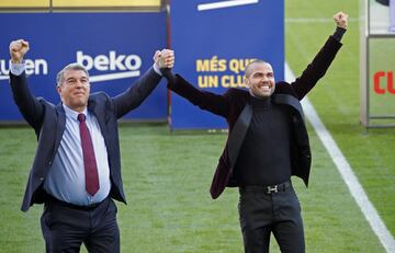 El lateral derecho brasileño Dani Alves vuelve a la que fue su casa y ha sido presentado de nuevo en el Camp Nou.  El brasileño se mostró exultante durante su acto.