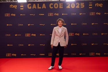 Paula Ostiz, ciclista profesional, posando en la alfombra roja de la Gala del COE.