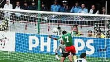 <b>ESPECTACULAR.</B> Omam Biyik aprovechó su potencia de salto para anticiparse a los defensas argentinos y batir a Pumpido.