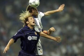 Temporada 00/01. Real Madrid-Valencia se disputó el 9 de septiembre del 2000 para dar comienzo al campeonato. En imagen, Mendieta y Celades.