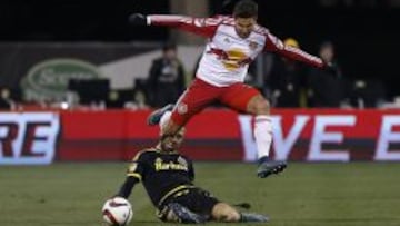 El medio campista de New York Red Bulls Sal Zizzo (15) junto al delantero Justin Meram (9) del Columbus Crew.