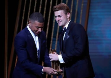De Ligt scoops Kopa Trophy for best young player