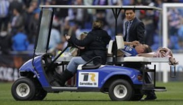 Abraham saliendo en camilla del terreno de juego tras un codazo de Miranda