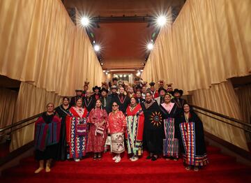 Miembros de la Nación Osage en la alfombra roja.