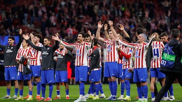 Los jugadores del Atlético aplauden a la afición tras eliminar al Brujas.