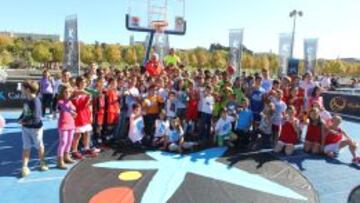 Fernando Romay, rodeado de ni&ntilde;os en el Plaza 3x3 de Madrid.