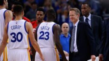 Steve Kerr felicita a Draymond Green y Stephen Curry.