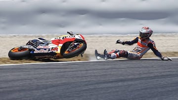 Marc Márquez en una de sus caídas en Montmeló.