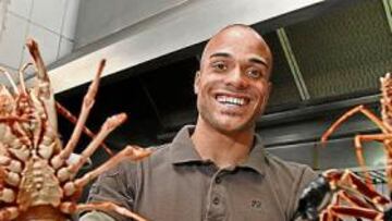 <b>A PESCAR TRES PUNTOS. </b>Odonkor, con dos langostas en la mano. El alemán será una de las bazas del Betis ante el Levante.