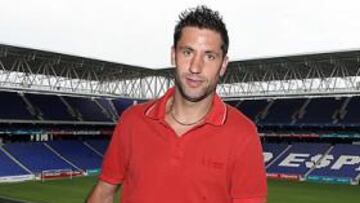 <b>SOCIO 4.178. </b>Radiante y con ganas de "hacer lo que sea para que toda la afición esté contenta", Joan Capdevila volvió a ser jugador del Espanyol. Se marchó el 21 de junio de 1999, cuando el Atlético de Madrid abonó al Espanyol su cláusula íntegra: 800 millones de pesetas. Ese mismo día, Toni Jiménez también anunció su marcha al conjunto colchonero.