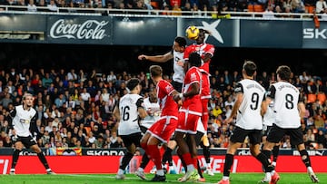 Pathé Ciss cabecea el 0-1.