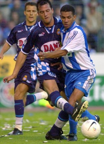 Djalminha con el balón ante Soldevilla.
 
 