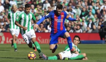 Nahuel, Messi y Mandi pelean por el balón.