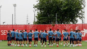 García Pimienta, con sus jugadores.