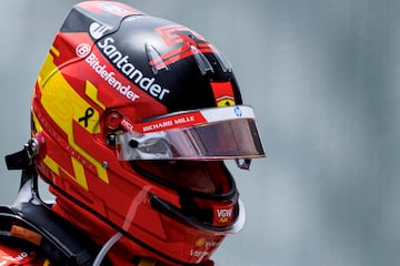 El piloto de Ferrari, Carlos Sainz, luce un lazo negro en su casco en el gran premio de Brasil.