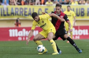 El lateral esloveno del Villarreal Jokic (i) trotege un balón ante Bueno, del Rayo Vallecano.